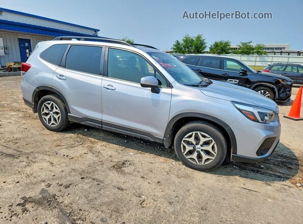 JF2SKAFC8MH409818 2021 SUBARU FORESTER Серебряный Передняя правая четверть