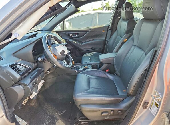 JF2SKAMC6NH514846 2022 SUBARU FORESTER Silver Front interior view