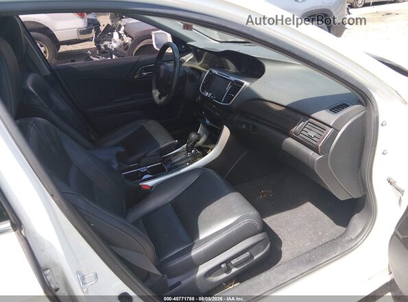 JHMCR6F58HC006162 2017 HONDA ACCORD White Вид салону спереду