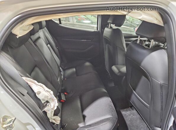 JM1BPAKM6R1720632 2024 MAZDA 3 Silver Հետևի նստատեղերի տեսք