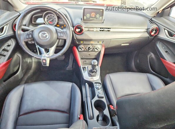 JM1DKFC73H0148596 2017 MAZDA CX-3 Red Vista del salpicadero