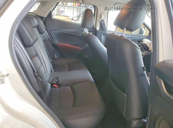 JM1DKFC75H0166601 2017 MAZDA CX-3 White Vista de los asientos traseros