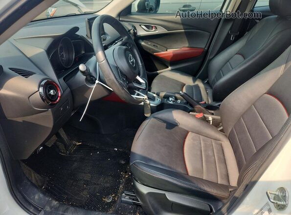 JM1DKFC78J0311989 2018 MAZDA CX-3 Белый Вид салона спереди
