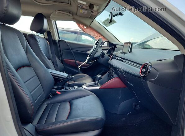 JM1DKFC79H0176192 2017 MAZDA CX-3 Серый Вид салона спереди