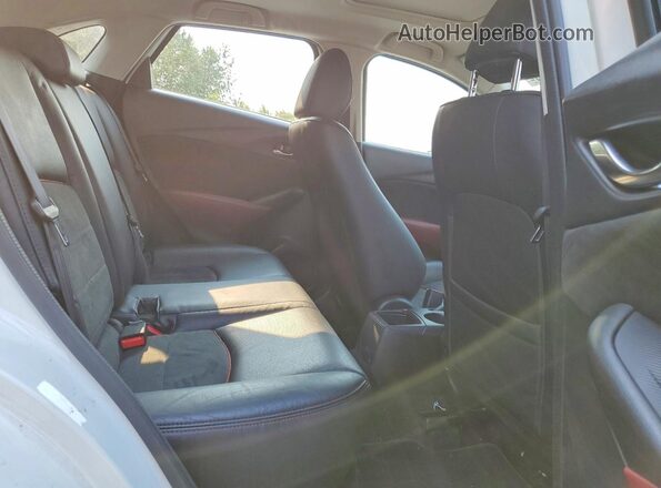 JM1DKFD79J0318688 2018 MAZDA CX-3 White Widok wnętrza z tyłu
