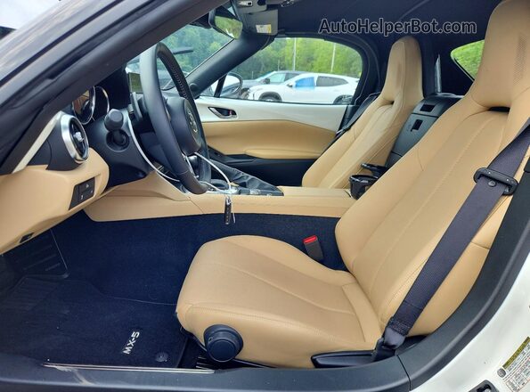 JM1NDAD71T0702663 2026 MAZDA MX-5 White Widok wnętrza z przodu