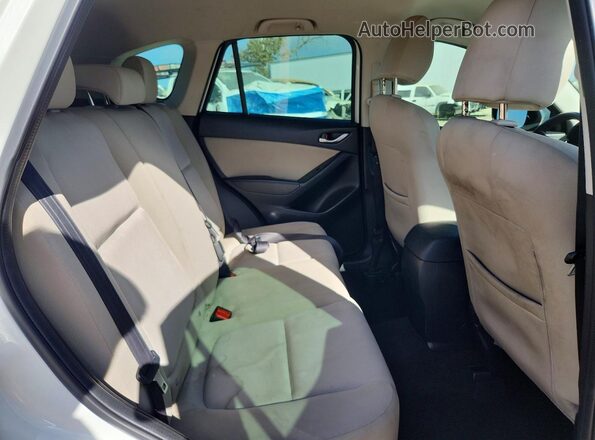 JM3KE2BY4G0681418 2016 MAZDA CX-5 White Rear interior view