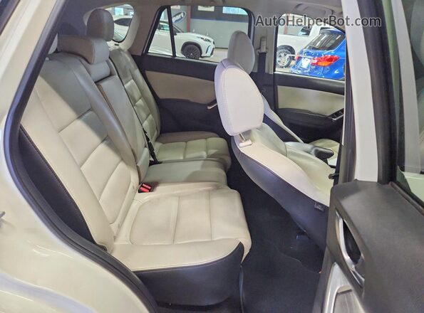JM3KE4DY2G0907836 2016 MAZDA CX-5 Белый Вид задней части салона