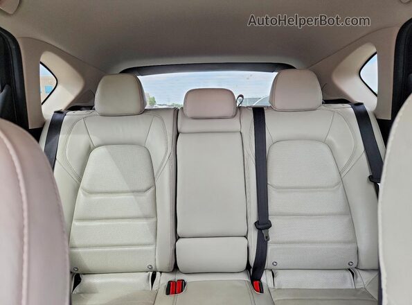 JM3KFADM9J0340704 2018 MAZDA CX-5 Red Widok tylnych siedzeń