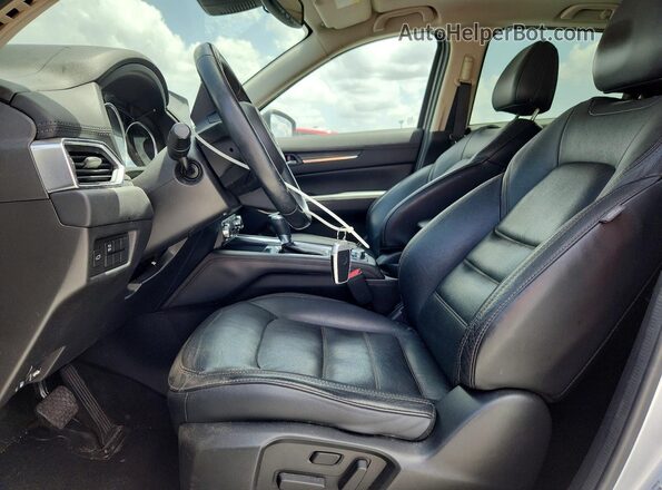 JM3KFBDL3H0207251 2017 MAZDA CX-5 Silver Front interior view