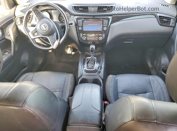 JN1BJ1CP0HW006400 2017 NISSAN ROGUE Silver Vista del salpicadero