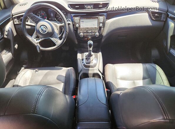 JN1BJ1CP5JW194529 2018 NISSAN ROGUE Red Dashboard view