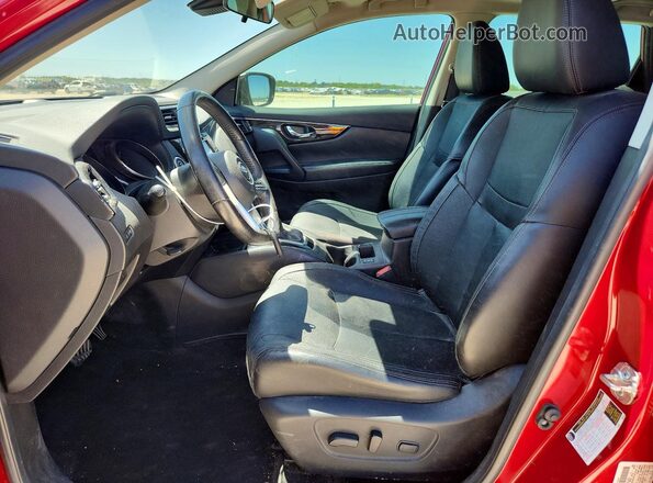 JN1BJ1CP5JW194529 2018 NISSAN ROGUE Red Front interior view