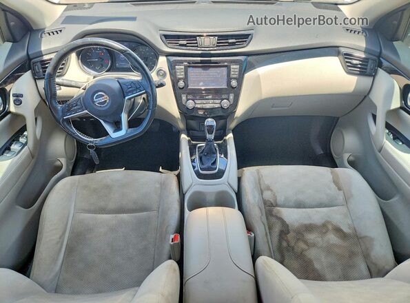 JN1BJ1CR2JW204029 2018 NISSAN ROGUE Белый Вид панели приборов