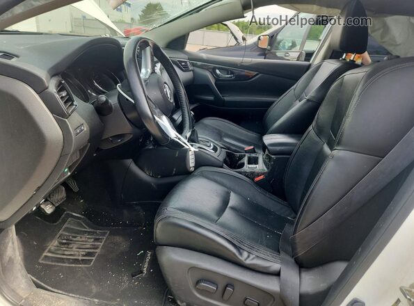 JN1BJ1CR2JW260682 2018 NISSAN ROGUE White Front interior view