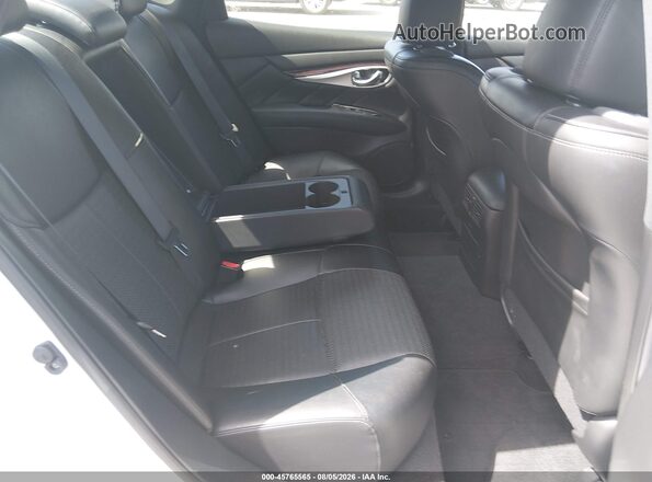 JN1BY1AR4HM770827 2017 INFINITI Q70 White Widok naklejki z numerem VIN
