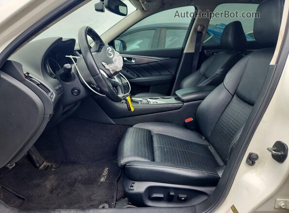 JN1EV7AR2JM611139 2018 INFINITI Q50 White Вид салону спереду