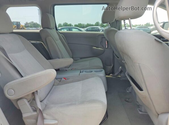 JN8AE2KP8H9165267 2017 NISSAN QUEST Silver Widok wnętrza z tyłu