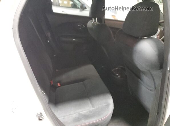 JN8AF5MR2GT606129 2016 NISSAN JUKE White Rear seats view