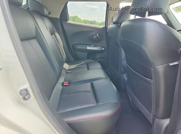 JN8AF5MV3HT750724 2017 NISSAN JUKE White Rear seats view