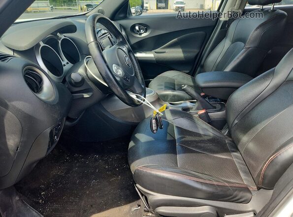JN8AF5MV3HT750724 2017 NISSAN JUKE White Front interior view
