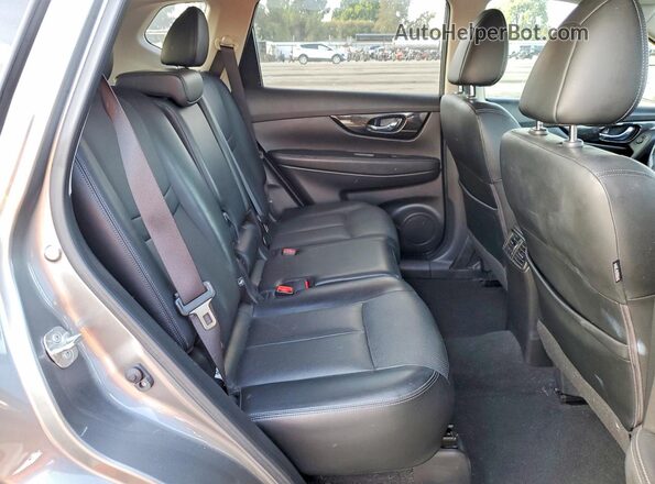 JN8AT2MT0JW460337 2018 NISSAN ROGUE Gray Widok wnętrza z tyłu
