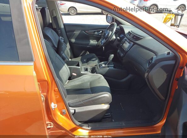 JN8AT2MT1HW149722 2017 NISSAN ROGUE Orange Вид салону спереду