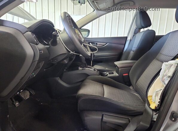 JN8AT2MT2HW133979 2017 NISSAN ROGUE Серый Вид салона спереди