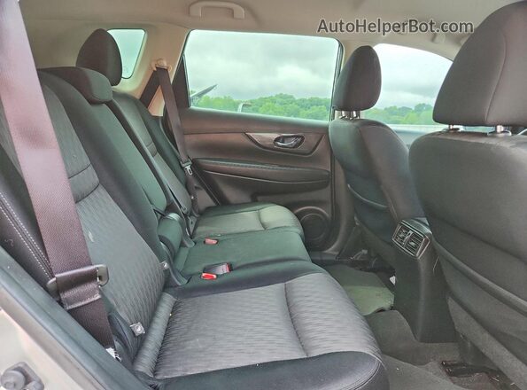 JN8AT2MT3HW390004 2017 NISSAN ROGUE Silver Widok wnętrza z tyłu