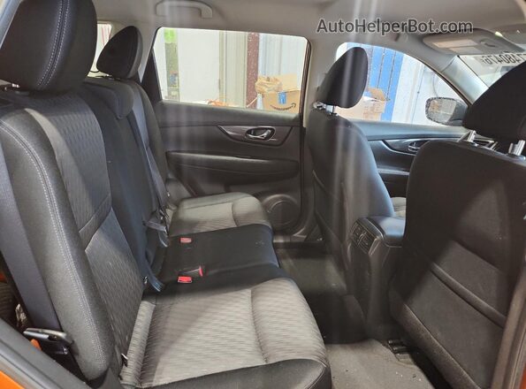 JN8AT2MT3HW393727 2017 NISSAN ROGUE Orange Vista interior trasera