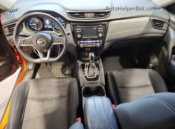JN8AT2MT3HW393727 2017 NISSAN ROGUE Orange Vista del salpicadero