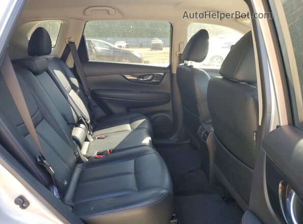 JN8AT2MT3HW406654 2017 NISSAN ROGUE Silver Widok wnętrza z tyłu