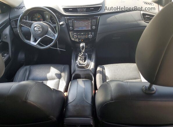 JN8AT2MT3HW406654 2017 NISSAN ROGUE Silver Widok deski rozdzielczej