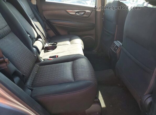 JN8AT2MT4HW134549 2017 NISSAN ROGUE Gray Rear interior view