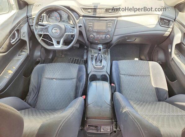 JN8AT2MT4HW141288 2017 NISSAN ROGUE Белый Вид панели приборов