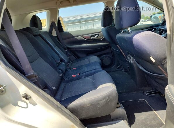 JN8AT2MT4HW141288 2017 NISSAN ROGUE Белый Вид задних сидений