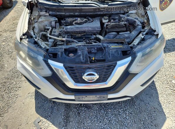 JN8AT2MT4HW141288 2017 NISSAN ROGUE Белый Вид задней части салона
