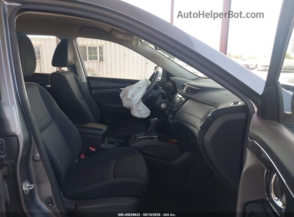 JN8AT2MT4HW408204 2017 NISSAN ROGUE Серый Вид салона спереди