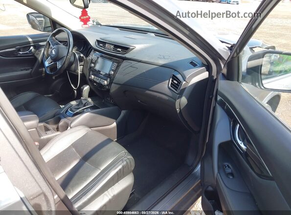 JN8AT2MT4JW464715 2018 NISSAN ROGUE Gray Front interior view