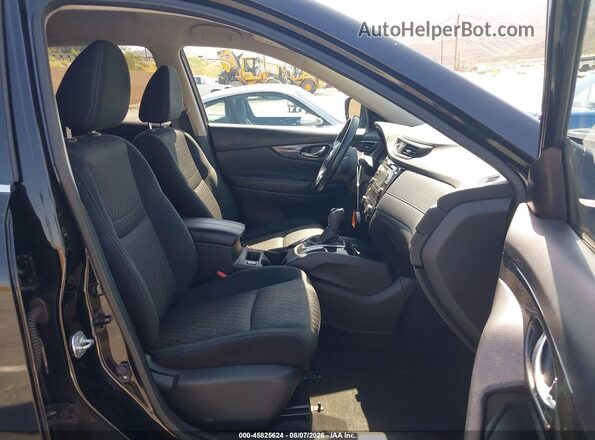 JN8AT2MT7HW142418 2017 NISSAN ROGUE Black Вид салону спереду