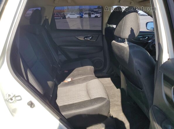 JN8AT2MT7HW380687 2017 NISSAN ROGUE Белый Вид задних сидений