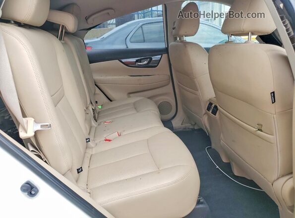 JN8AT2MT7HW404700 2017 NISSAN ROGUE White Widok wnętrza z tyłu