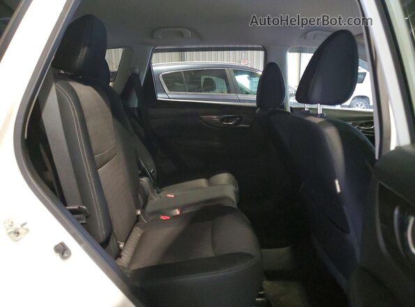 JN8AT2MV0HW266340 2017 NISSAN ROGUE White Widok wnętrza z tyłu