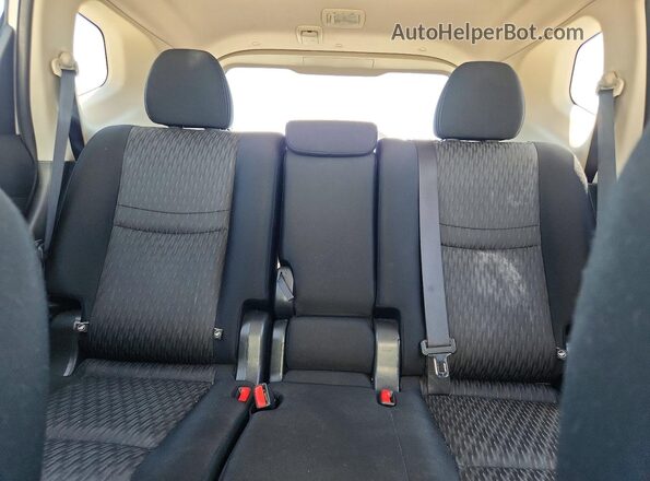 JN8AT2MV2HW012998 2017 NISSAN ROGUE Белый Вид задних сидений