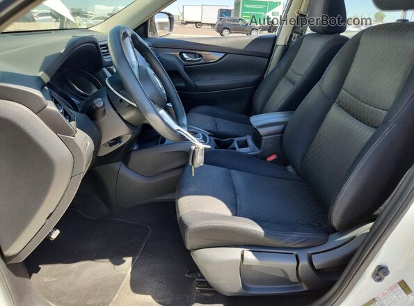 JN8AT2MV2HW012998 2017 NISSAN ROGUE Белый Вид салона спереди