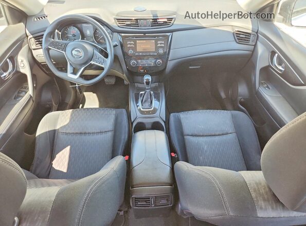 JN8AT2MV2HW012998 2017 NISSAN ROGUE Белый Вид панели приборов