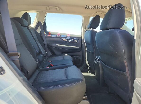 JN8AT2MV2HW012998 2017 NISSAN ROGUE Белый Вид задней части салона