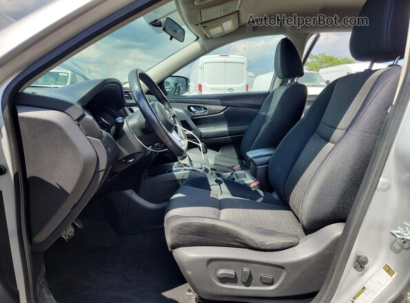 JN8AT2MV2HW022169 2017 NISSAN ROGUE Серебряный Вид салона спереди