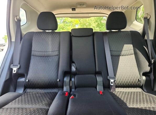 JN8AT2MV2HW022169 2017 NISSAN ROGUE Серебряный Вид задних сидений