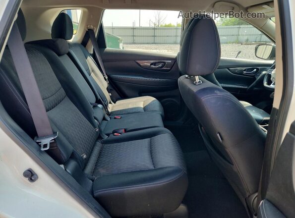 JN8AT2MV3HW007292 2017 NISSAN ROGUE White Widok wnętrza z tyłu